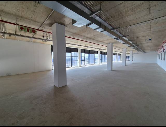 18,756M² WAREHOUSE TO LET IN LONGLAKE